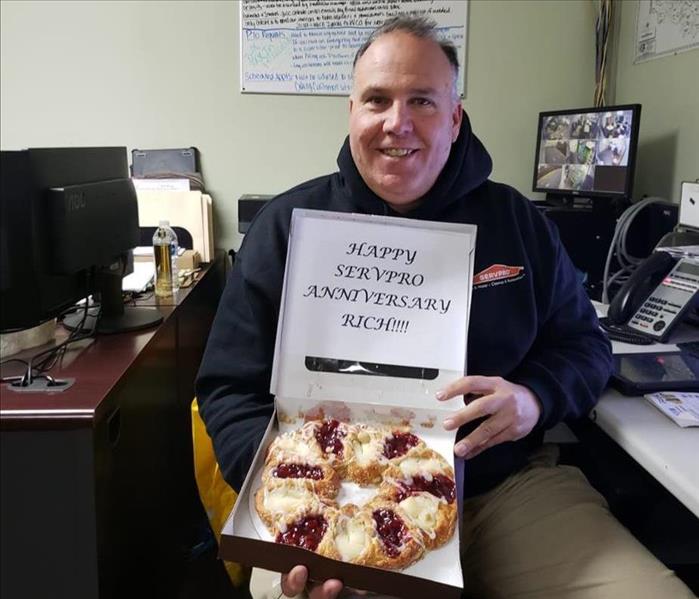 Rich showing box filled with a ring danish